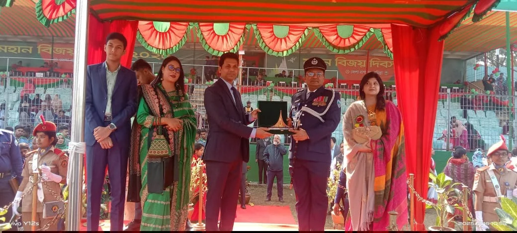 কুমিল্লায় মহান বিজয় দিবস উপলক্ষে বর্ণাঢ্য কুচকাওয়াজ ও পুরস্কার বিতরণ